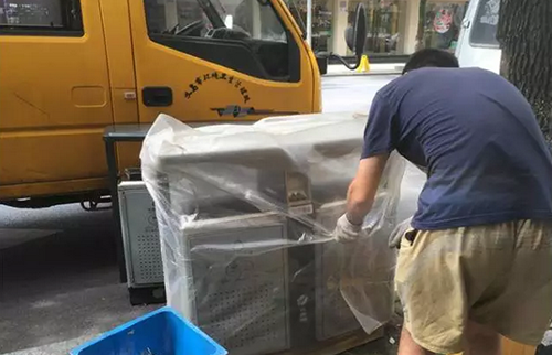    義烏這個果皮箱有“搞頭”，上面還可以發布公益廣告